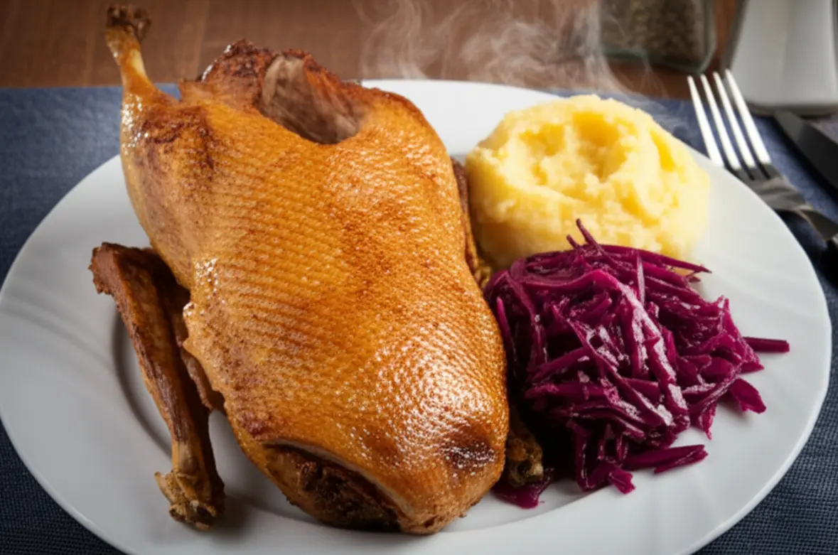 Prato de Marreco Recheado com repolho roxo e purê de maçã em um restaurante tradicional.