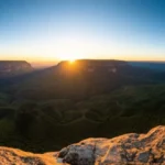 Pôr do sol no Morro do Pai Inácio com vista panorâmica da Chapada Diamantina.