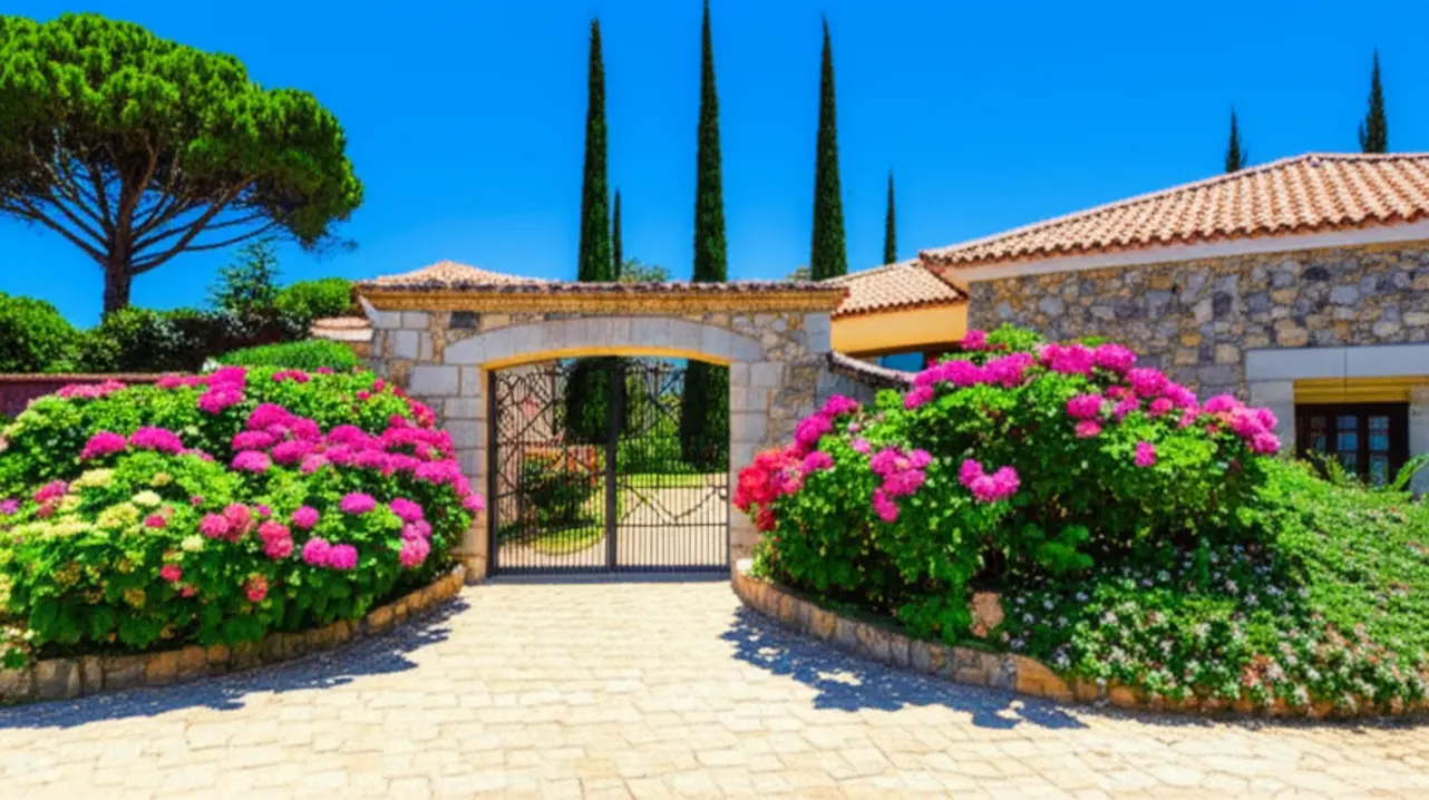 Entrada de vinícola de pedra com flores e estilo europeu em São Roque.