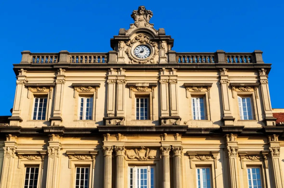 Fachada histórica do Museu do Café em Santos com detalhes arquitetônicos.