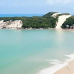 Praia de Ponta Negra em Natal com o Morro do Careca ao fundo.