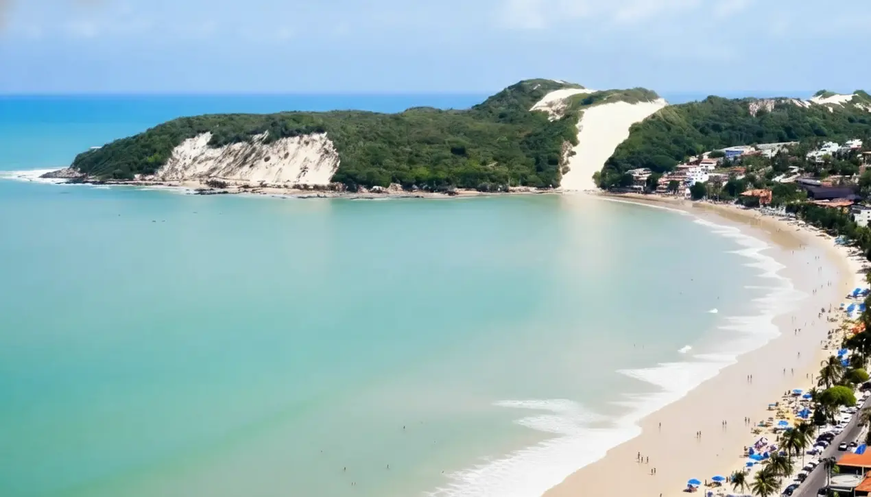 Praia de Ponta Negra em Natal com o Morro do Careca ao fundo.