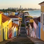 Vista panorâmica de Olinda com casas coloniais e ladeiras coloridas.