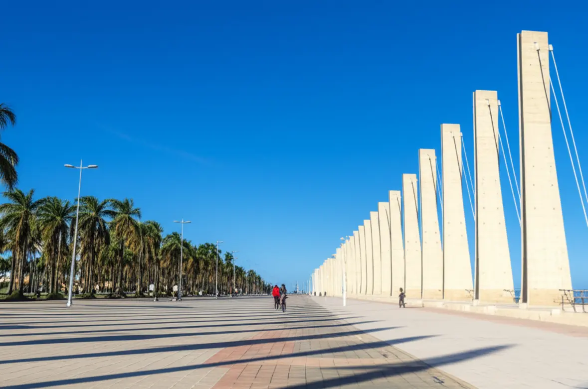 Os Arcos da Orla de Atalaia em Aracaju com céu azul.