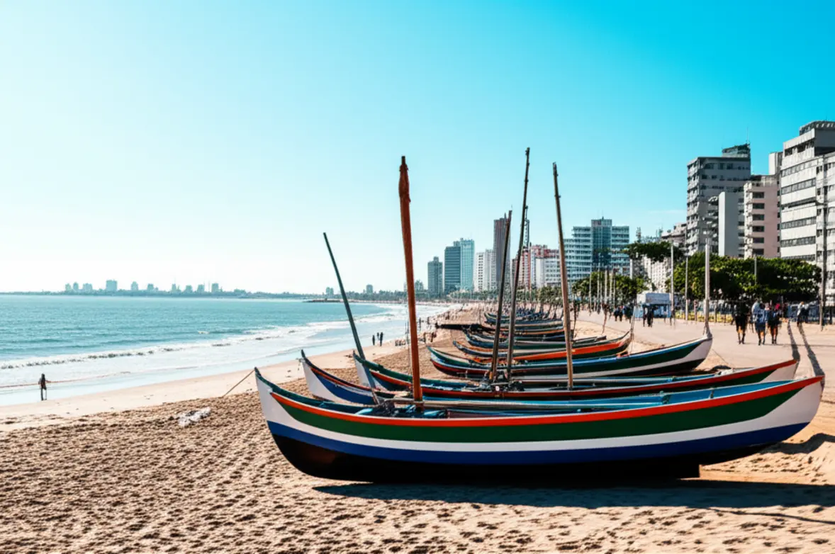 Jangadas coloridas na praia de Meireles, Fortaleza.