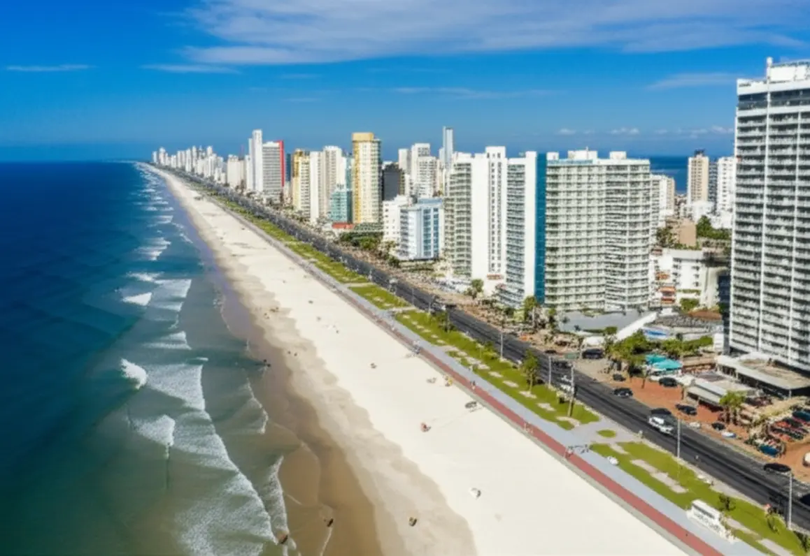 Vista da praia urbana de Ponta Verde com hotéis e coqueiros.