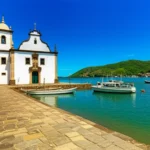 Igreja de Santa Rita em Paraty com a baía ao fundo.