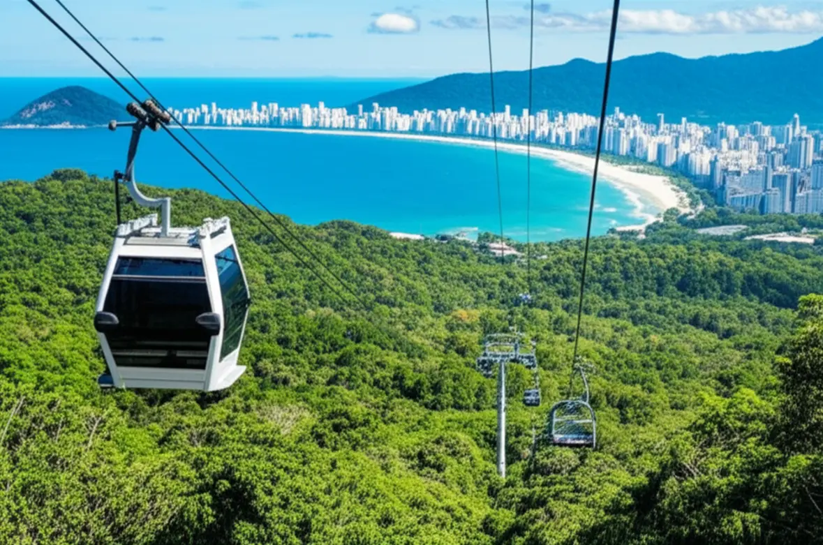 Bondinho do Parque Unipraias sobre a mata com vista para o mar.