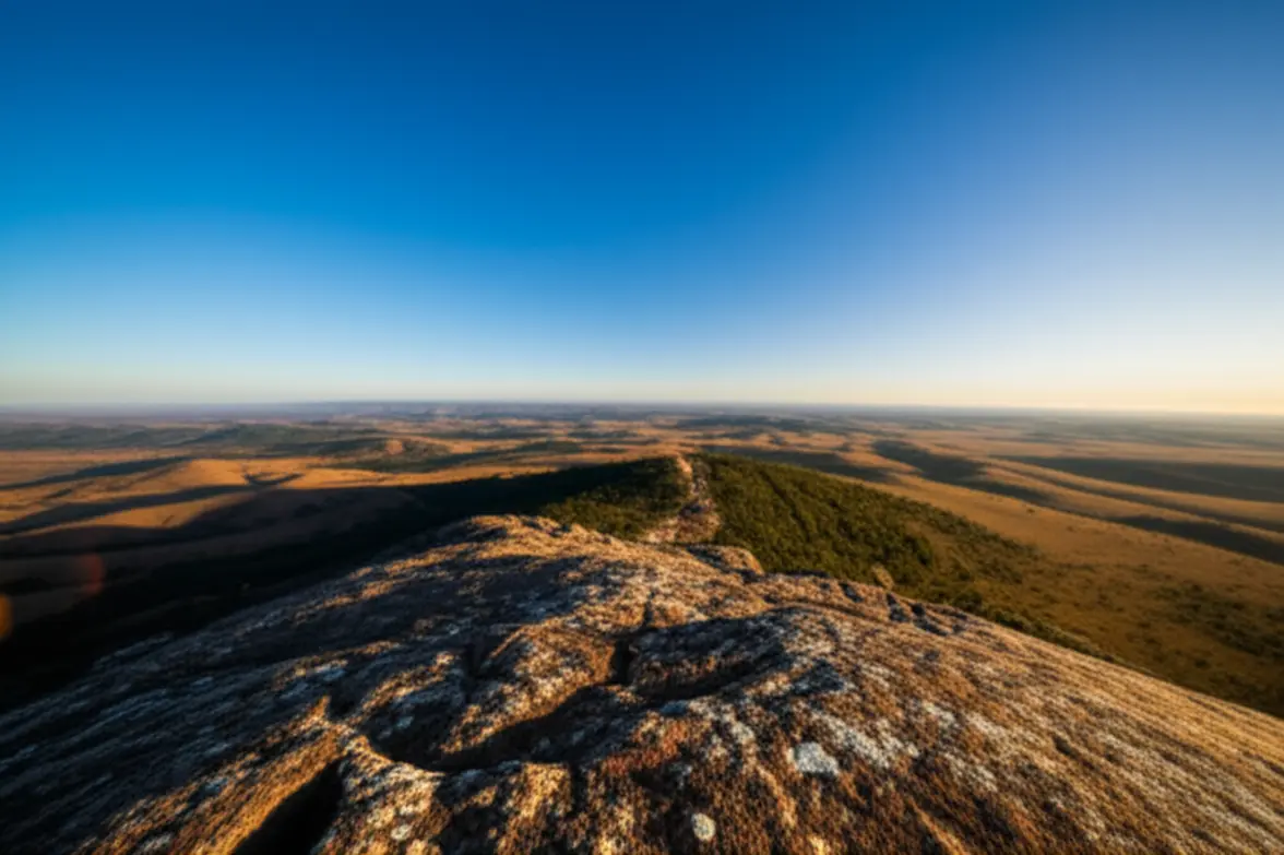 Vista panorâmica da Serra dos Pireneus e vegetação do Cerrado ao nascer do sol.