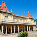 Vista clássica de Poços de Caldas com arquitetura histórica e montanhas ao fundo.