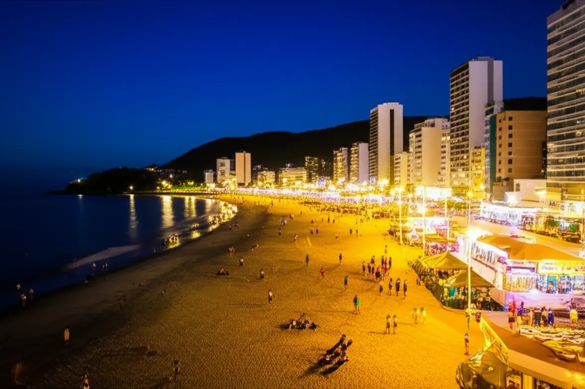 Orla de Ponta Negra iluminada à noite em Natal, Brasil.