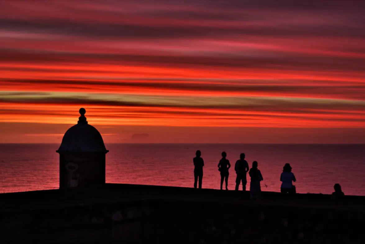 Silhuetas assistindo o pôr do sol nas ruínas da Fortaleza de Tapirandu, Morro de São Paulo.