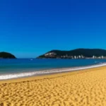 Vista panorâmica da praia de Guarapari com areias monazíticas.