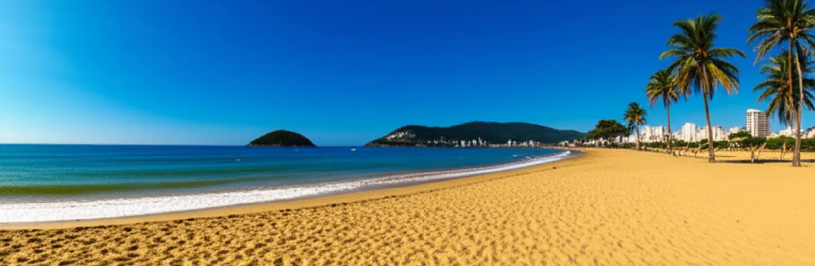Vista panorâmica da praia de Guarapari com areias monazíticas.