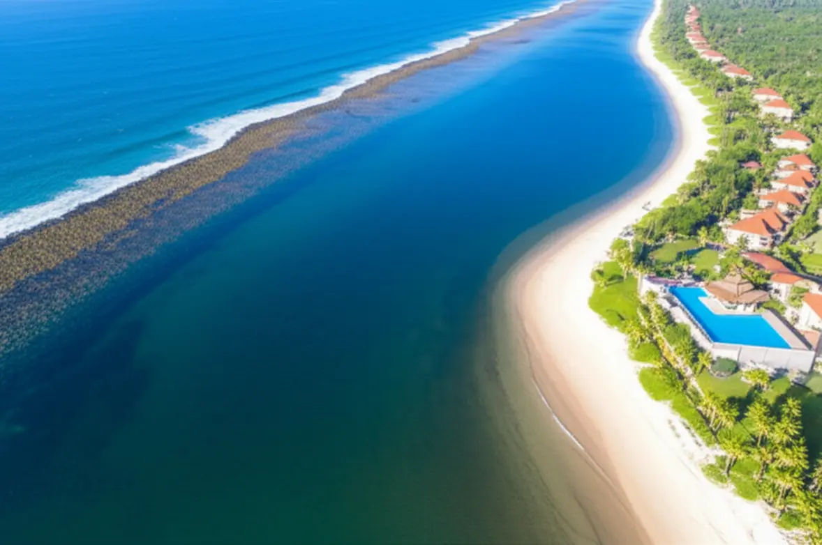 Vista aérea da Praia de Muro Alto e resort de frente para a piscina natural.