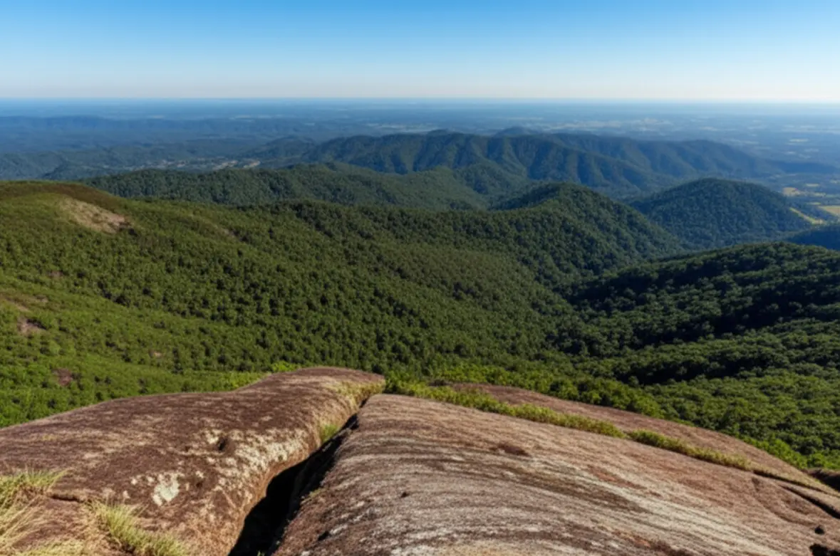 Vista panorâmica do alto do Morro do Saboó em São Roque mostrando montanhas verdes.