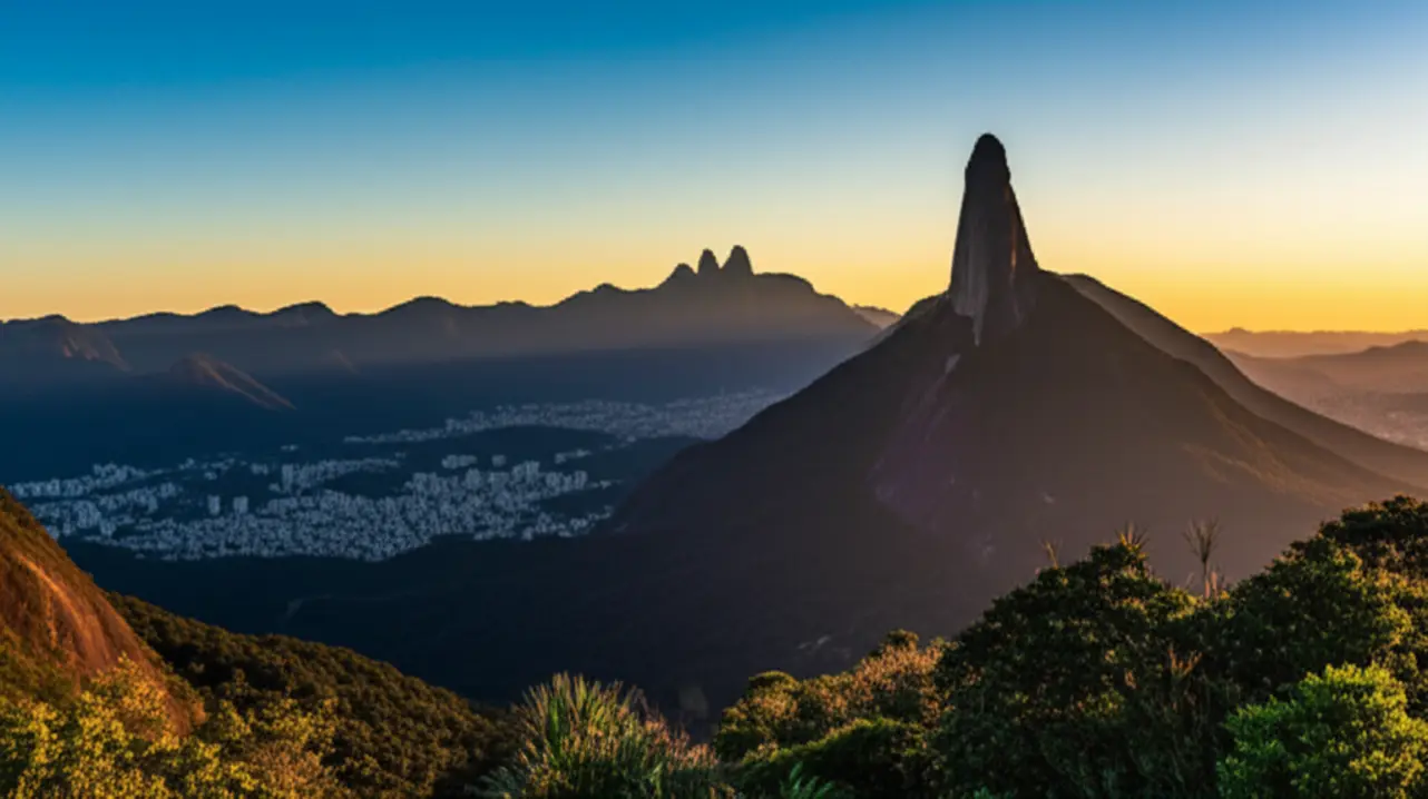Vista panorâmica do Mirante do Soberbo com o pico Dedo de Deus ao fundo sob um céu limpo.