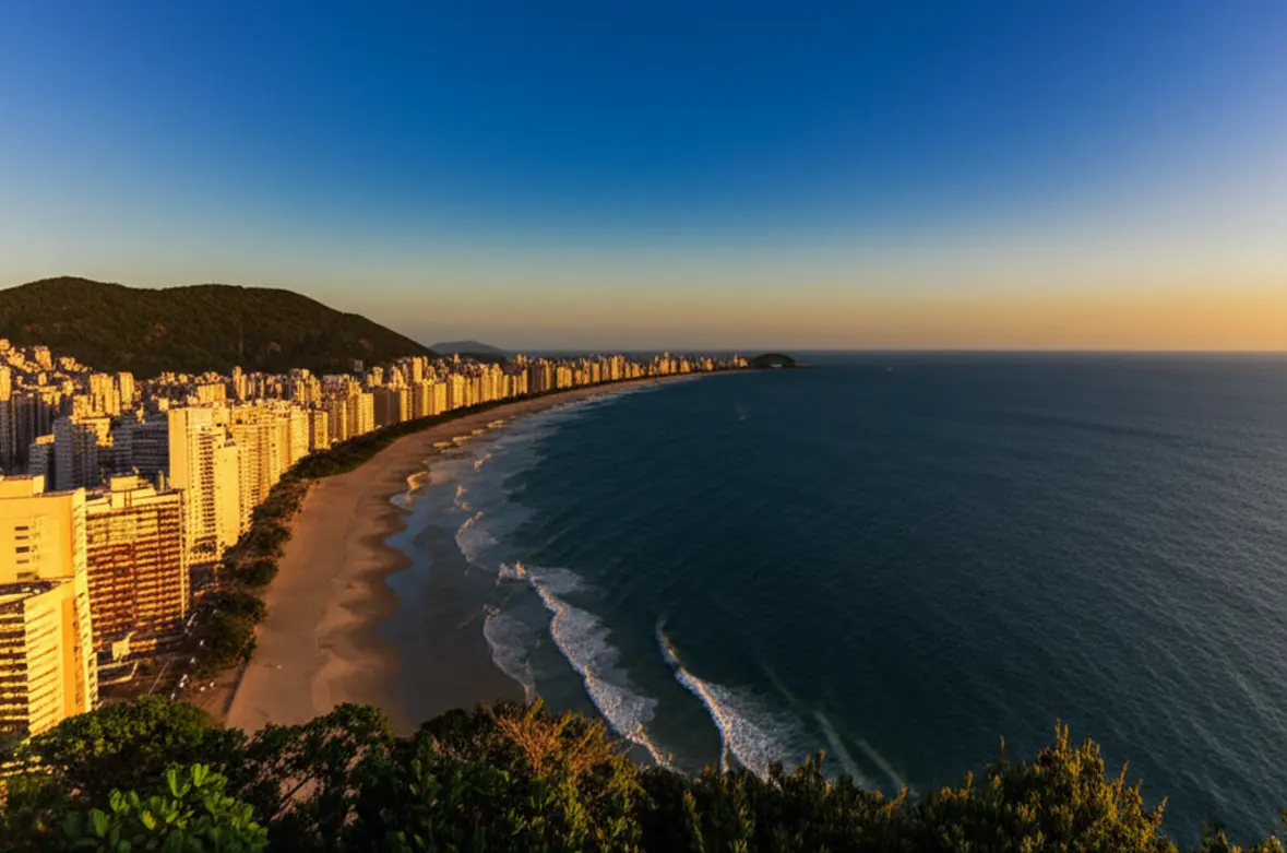 Vista panorâmica do Mirante do Morro da Campina mostrando a curva da Praia da Enseada.