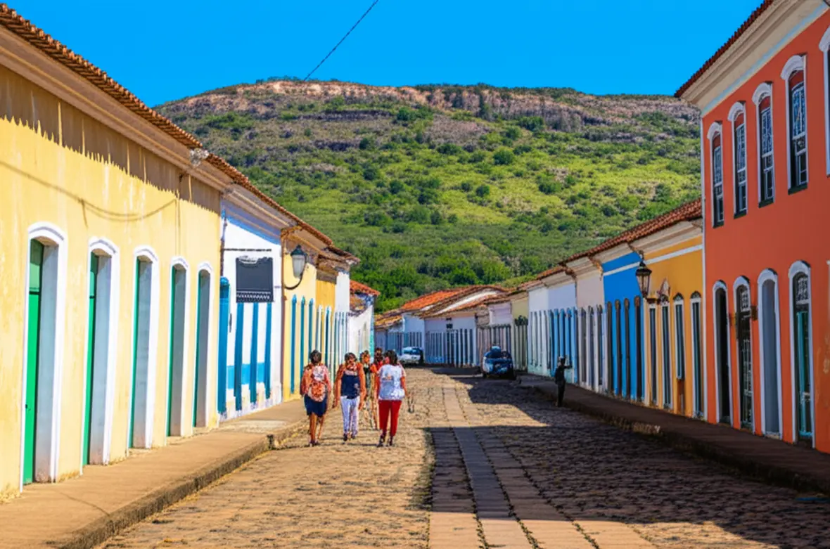 Rua de paralelepípedos e casarões coloniais coloridos em Lençóis.