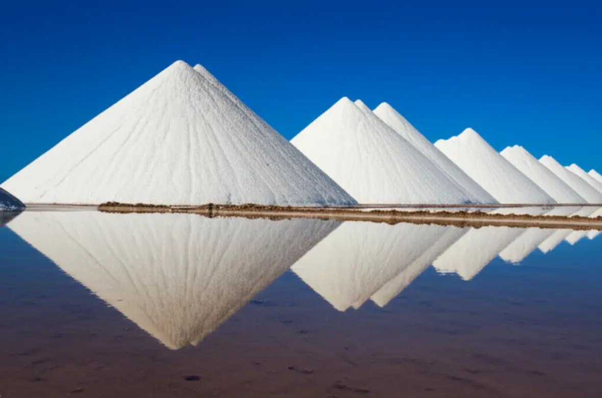 Vista das montanhas de sal brancas sob o sol em Galinhos.