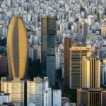 Skyline de São Paulo ao pôr do sol, símbolo da cidade que nunca dorme.