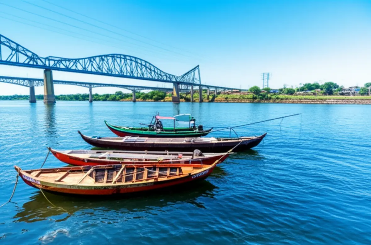 Barquinhas tradicionais de madeira cruzando o Rio São Francisco entre Petrolina e Juazeiro.