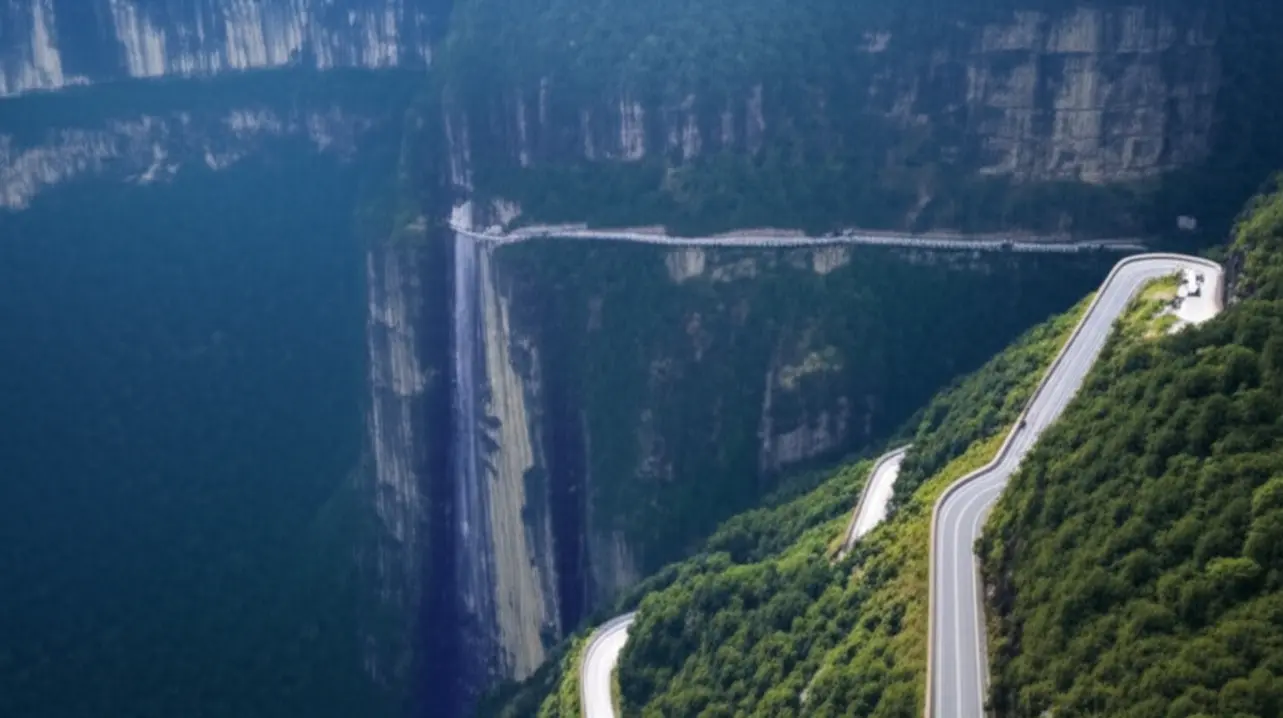 Estrada sinuosa através do gigantesco corte de rocha da Serra do Corvo Branco em Urubici.