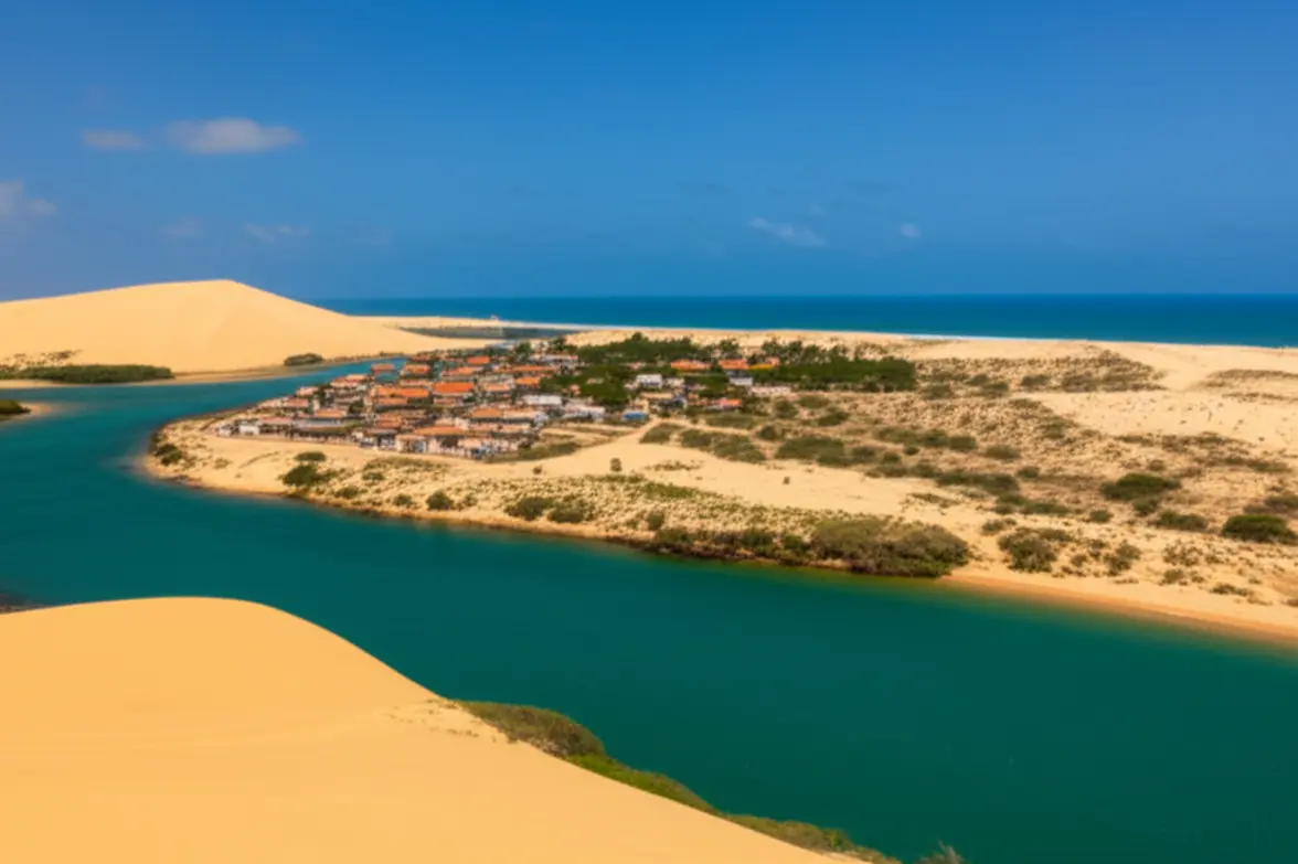 Vista aérea da península de Galinhos mostrando o encontro do rio com o mar e dunas.