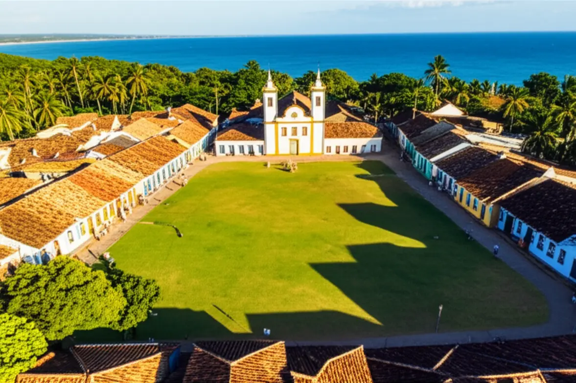 Quadrado de Trancoso e a Igrejinha com vista para o mar azul da Bahia.