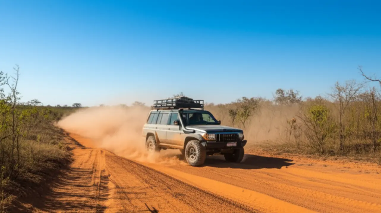 Carro 4x4 viajando em estrada de areia no Parque Estadual do Jalapão.