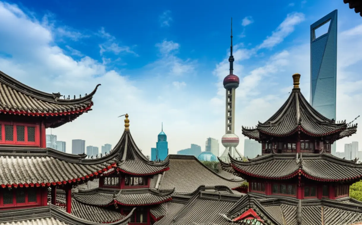 O tradicional Jardim Yuyuan com arquitetura clássica chinesa em primeiro plano e arranha-céus modernos ao fundo.