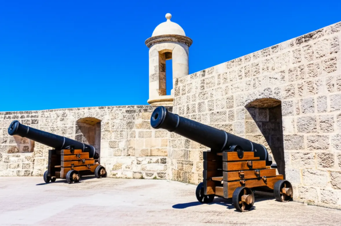 O histórico Fort Fincastle em Nassau, Bahamas, sob um céu azul limpo.