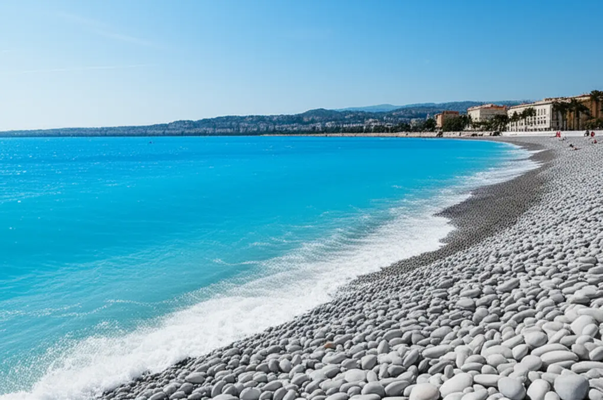 Close-up das ondas do mar azul turquesa em Nice batendo nas pedras da praia.