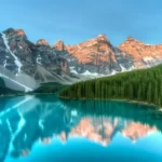Vista panorâmica do Moraine Lake e o Vale dos Dez Picos em Banff, Canadá.