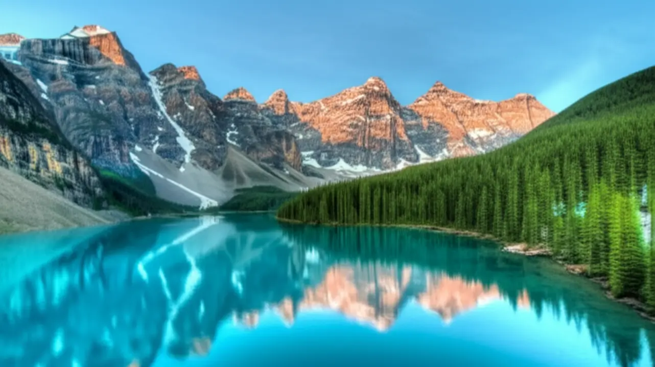 Vista panorâmica do Moraine Lake e o Vale dos Dez Picos em Banff, Canadá.