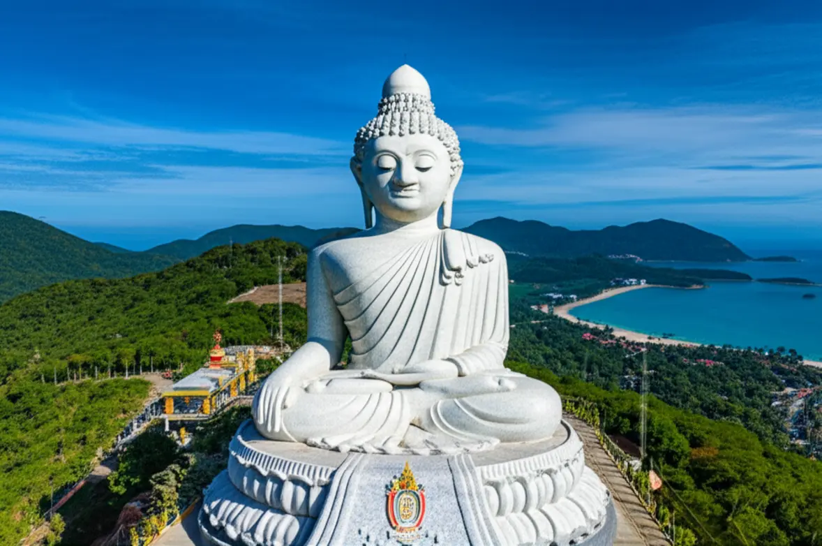 Grande estátua de mármore branco do Big Buddha em Phuket sob céu limpo.