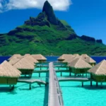 Vista icônica de Bora Bora com bangalôs e o Monte Otemanu.