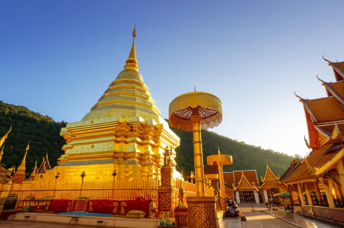 Templo dourado Wat Phra That Doi Suthep em Chiang Mai com vista panorâmica das montanhas ao fundo.