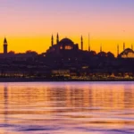 Vista panorâmica do horizonte de Istambul com as mesquitas Hagia Sophia e Azul durante o pôr do sol.