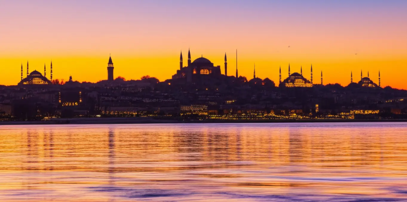 Vista panorâmica do horizonte de Istambul com as mesquitas Hagia Sophia e Azul durante o pôr do sol.