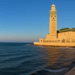 Vista panorâmica da Mesquita Hassan II em Casablanca, Marrocos, junto ao mar.