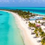 Vista panorâmica aérea da ilha de Caye Caulker com águas azul-turquesa e o famoso canal The Split.