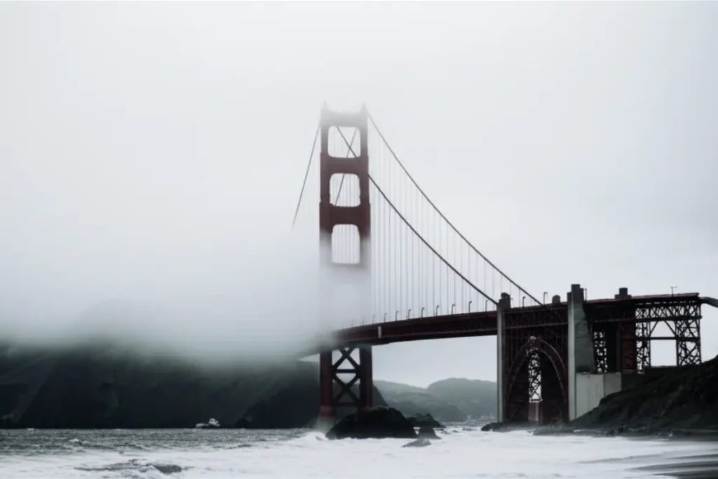 A ponte Golden Gate parcialmente coberta pela famosa névoa de San Francisco.