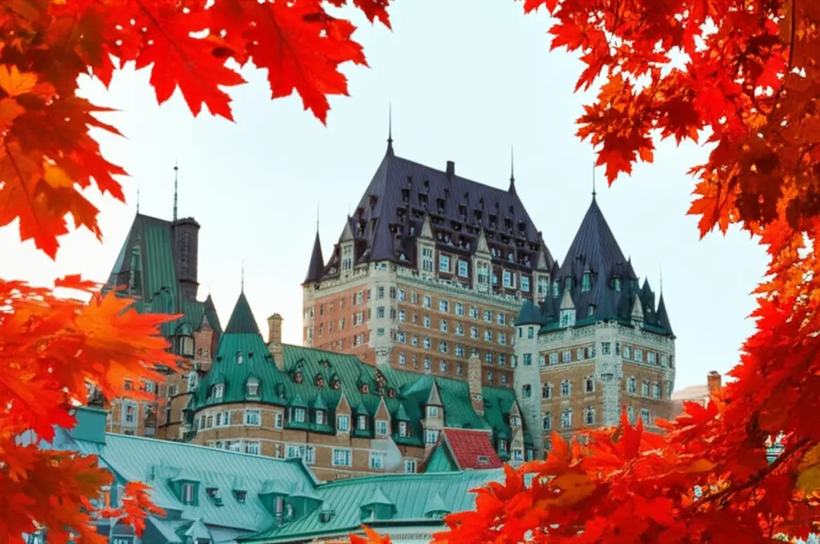 Paisagem de outono em Quebec City com folhas de bordo vermelhas emoldurando os edifícios históricos.