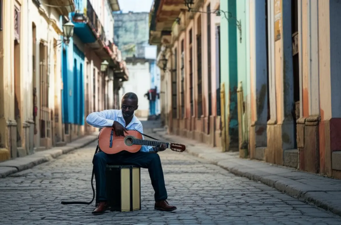 Músico cubano tocando violão em uma rua colorida de Habana Vieja.