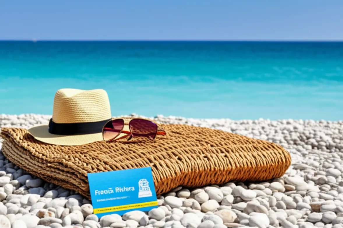 Esteira de palha e chapéu de sol em uma praia pública de Nice, com o mar ao fundo.