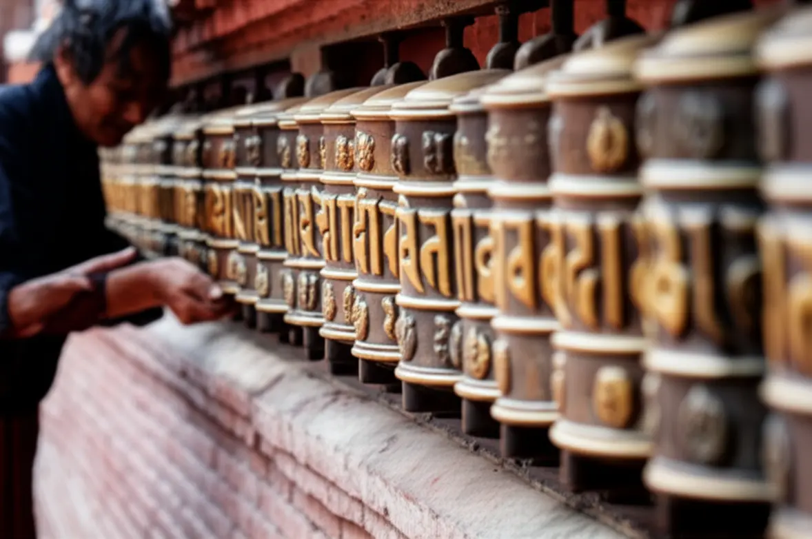 Rodas de oração budistas em bronze sendo giradas em um templo de Catmandu.