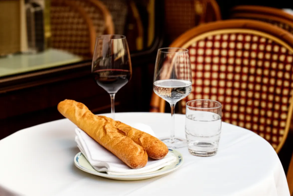 Almoço típico em um bistrô parisiense com jarra de vinho e pão.