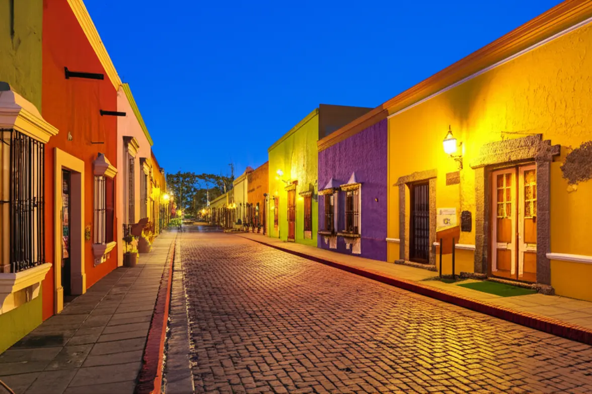 Rua colorida e tranquila no Barrio Antiguo de Monterrey.