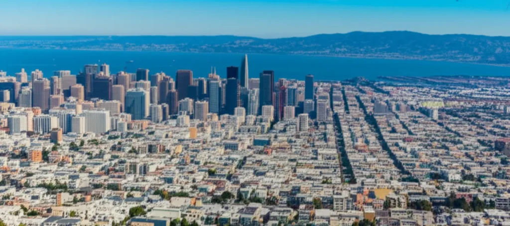 Vista panorâmica do topo de Twin Peaks mostrando as ruas e colinas de San Francisco.
